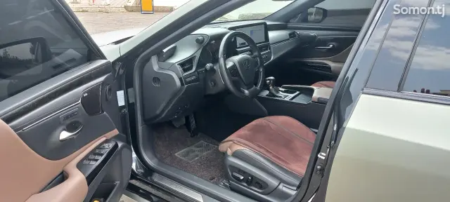 Lexus ES series 2024 · 3.0 AT