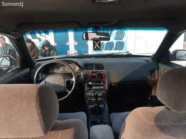 Nissan Cefiro 1995 · 2.0 MT