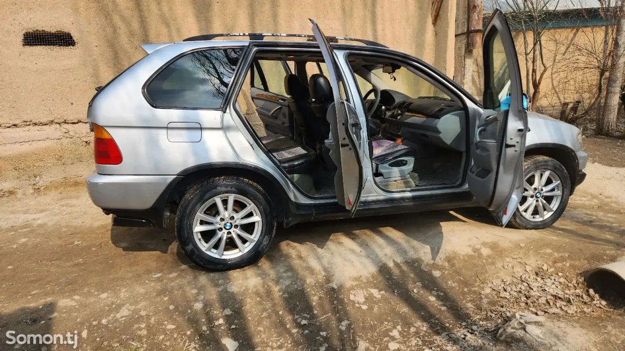BMW X5 2002 · AT