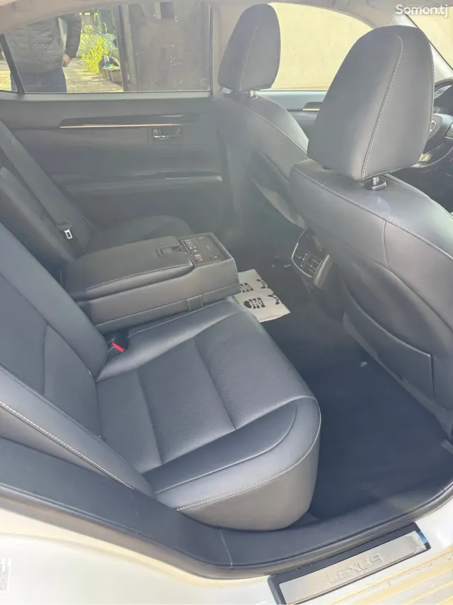 Lexus ES series 2016 · 3.0 AT