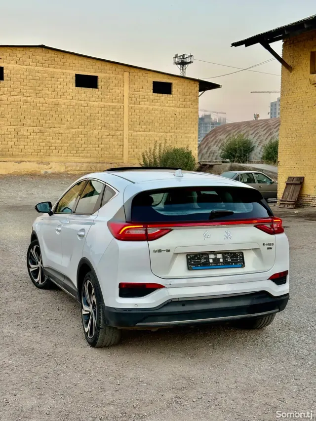 Hongqi E-HS3 2019 · AT