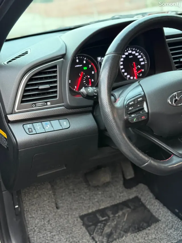 Hyundai Avante 2016 · 1.6 AT