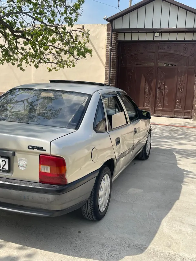 Opel Vectra A 1992 · 1.6 MT