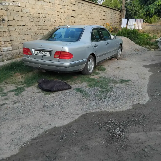 Mercedes-Benz E class 1996 · 2.0 MT