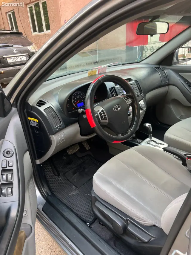 Hyundai Elantra 2010 · 1.6 AT