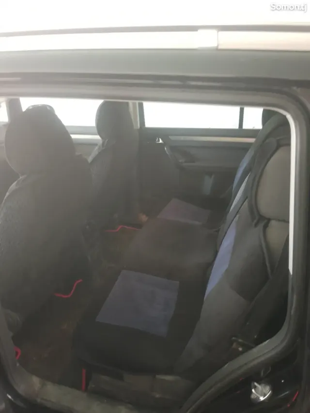 Volkswagen Touran 2006 · 2.0 MT