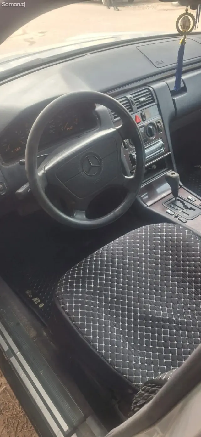 Mercedes-Benz E class 1996 · 2.2 AT