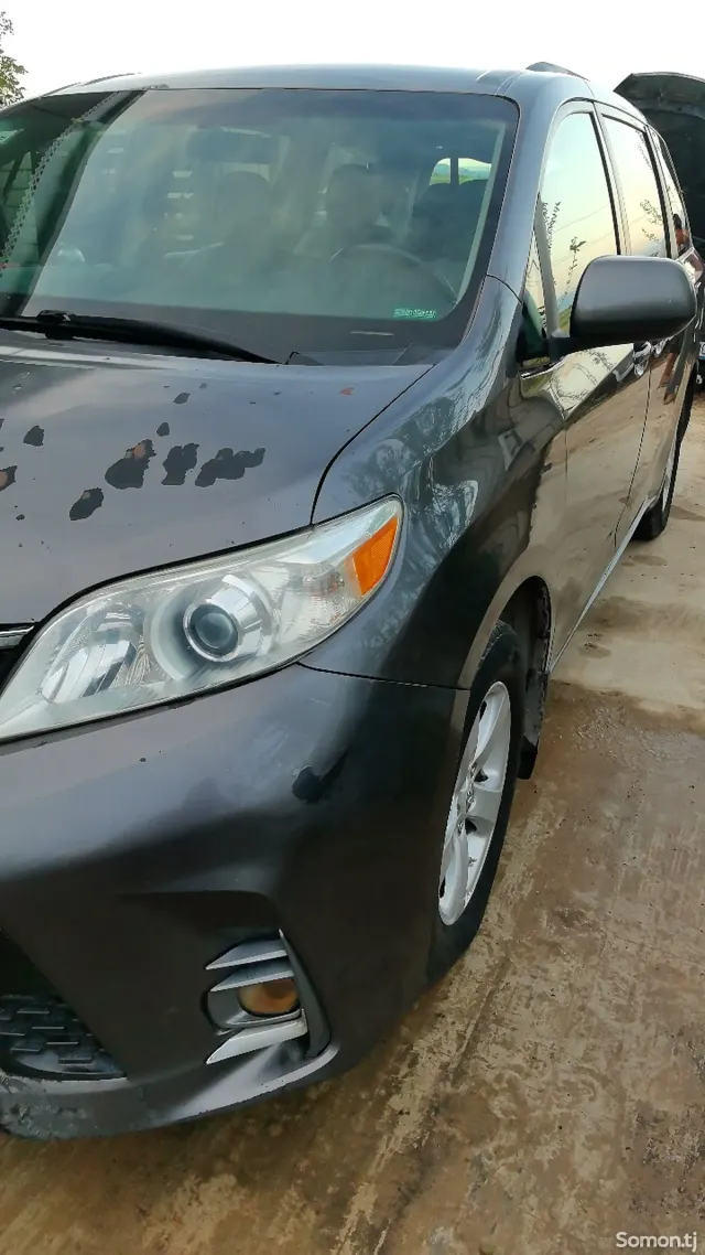 Toyota Sienna 2011 · 3.5 AT