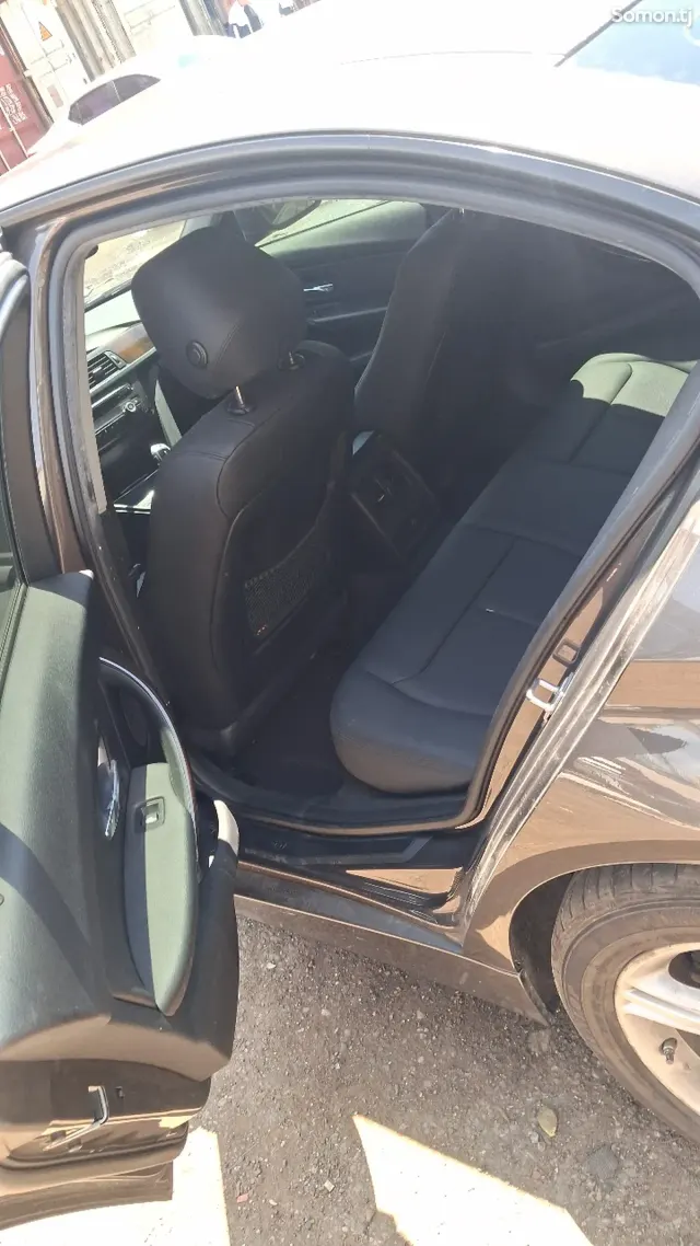 BMW 3 series 2015 · 2.0 AT