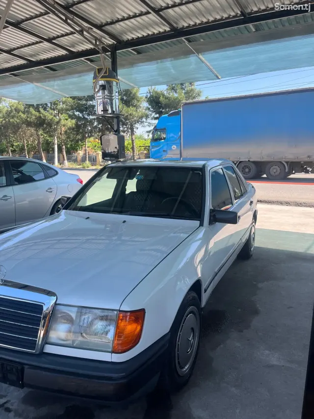Mercedes-Benz W124 1987 · 2.0 MT