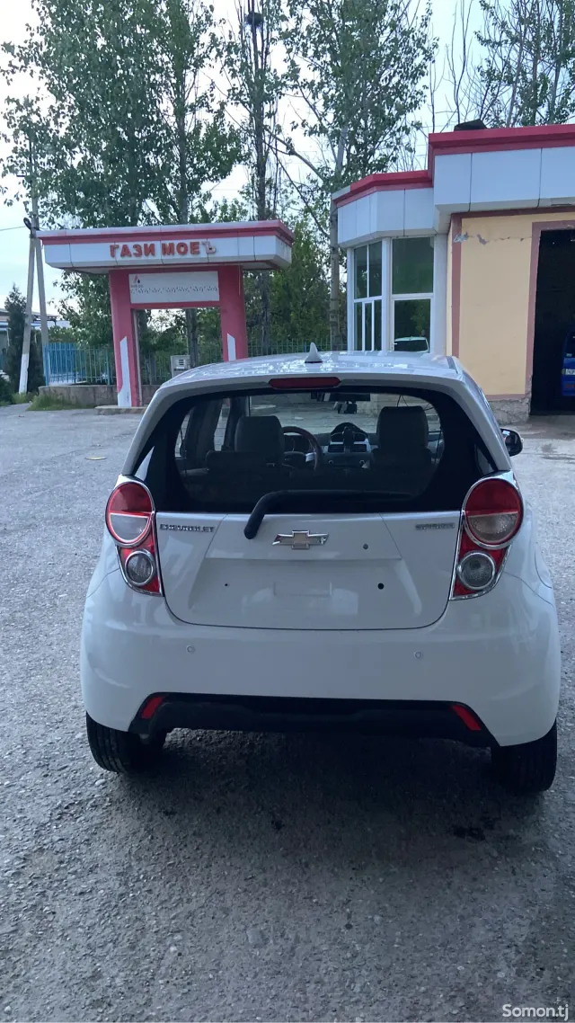 Chevrolet Spark 2015 · 1.0 AT