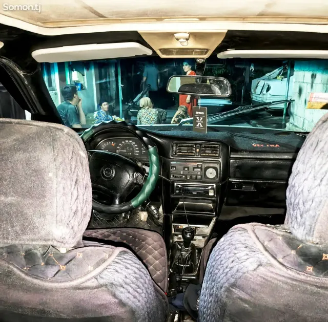 Opel Vectra A 1992 · 1.6 MT