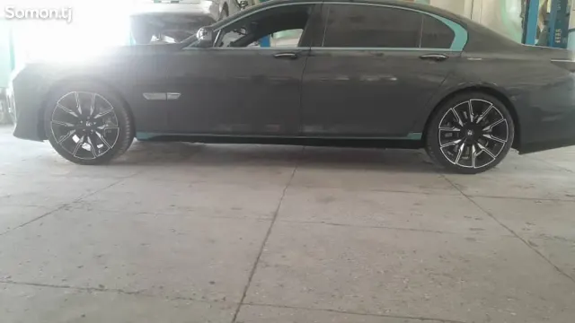 BMW 7 series 2013 · 4.0 AT