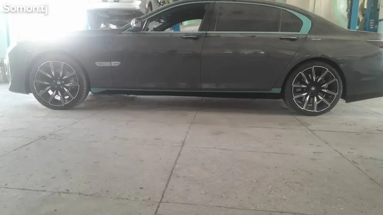 BMW 7 series 2013 · 4.0 AT
