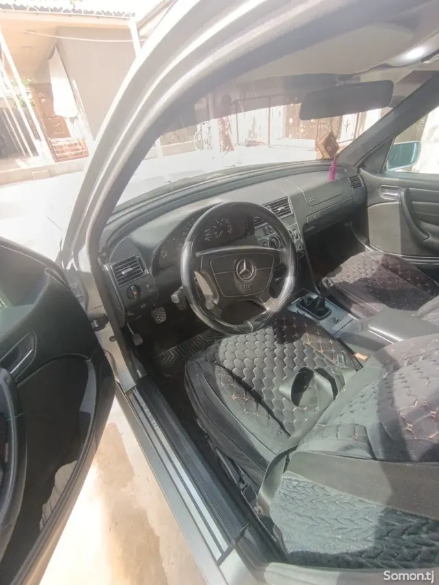 Mercedes-Benz W201 1998 · 1.6 MT
