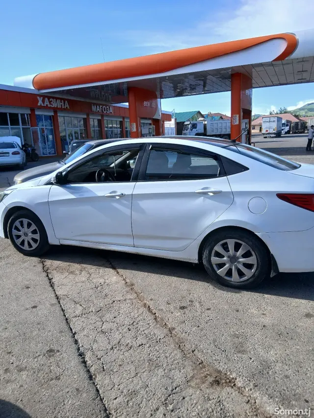 Hyundai Solaris 2015 · 1.4 MT