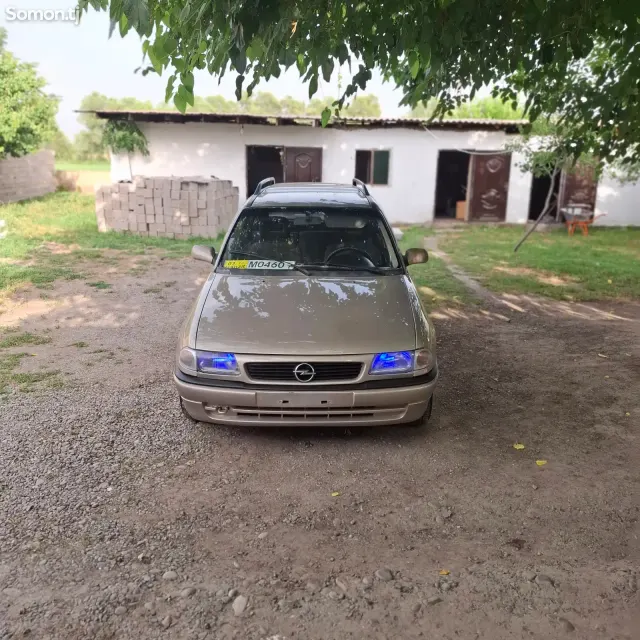 Opel Astra F 1998 · 1.6 MT