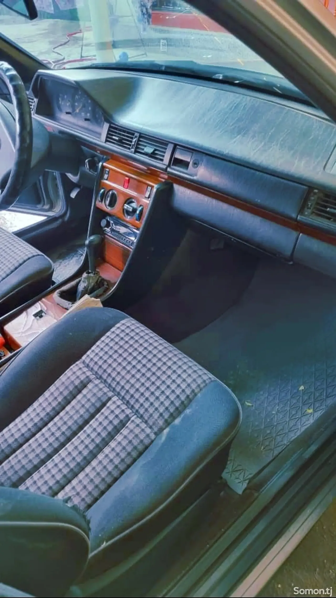Mercedes-Benz W124 1992 · 2.0 MT