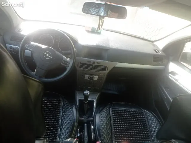 Opel Astra H 2006 · 1.6 MT