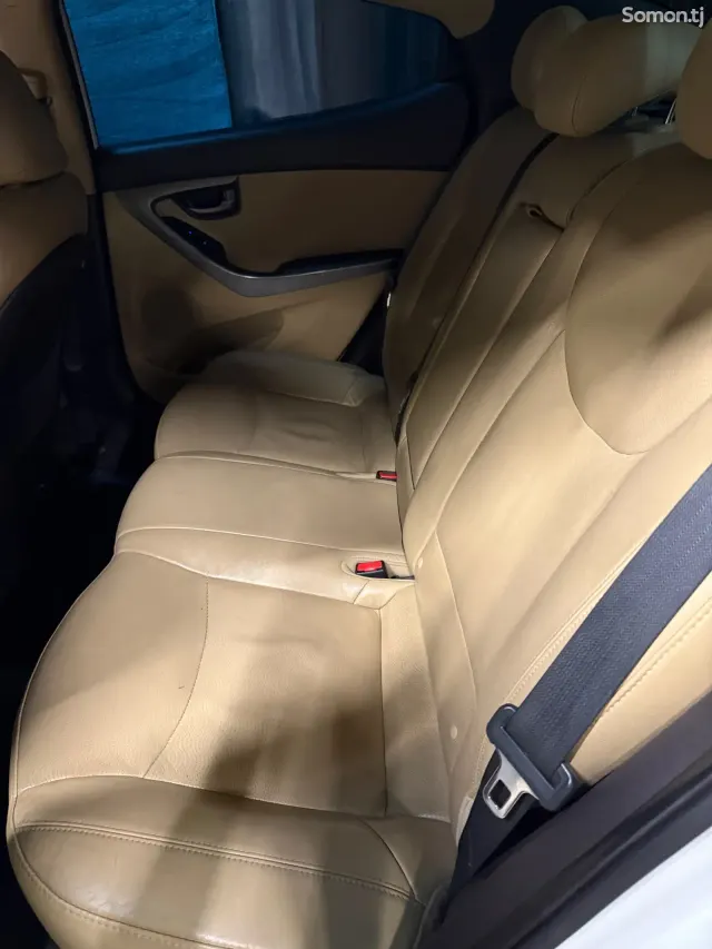 Hyundai Elantra 2012 · 1.8 AT