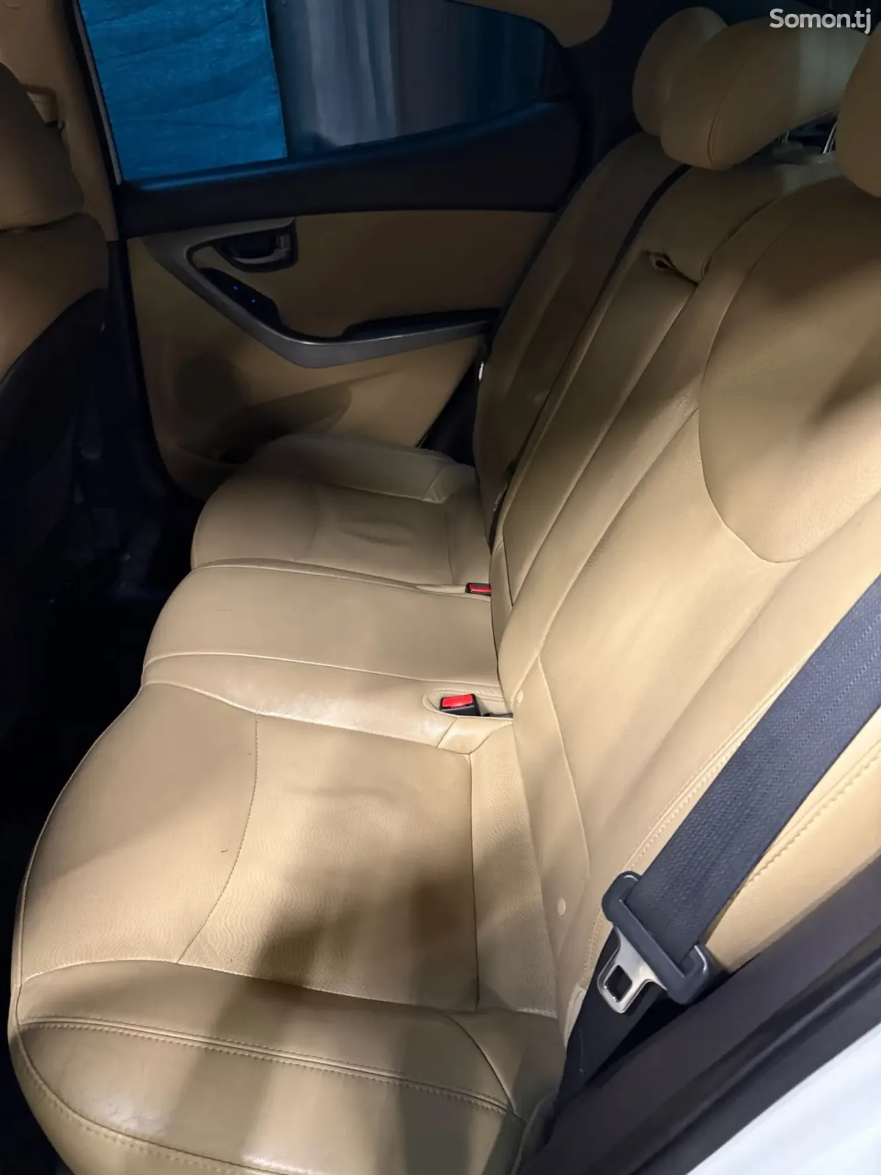 Hyundai Elantra 2012 · 1.8 AT