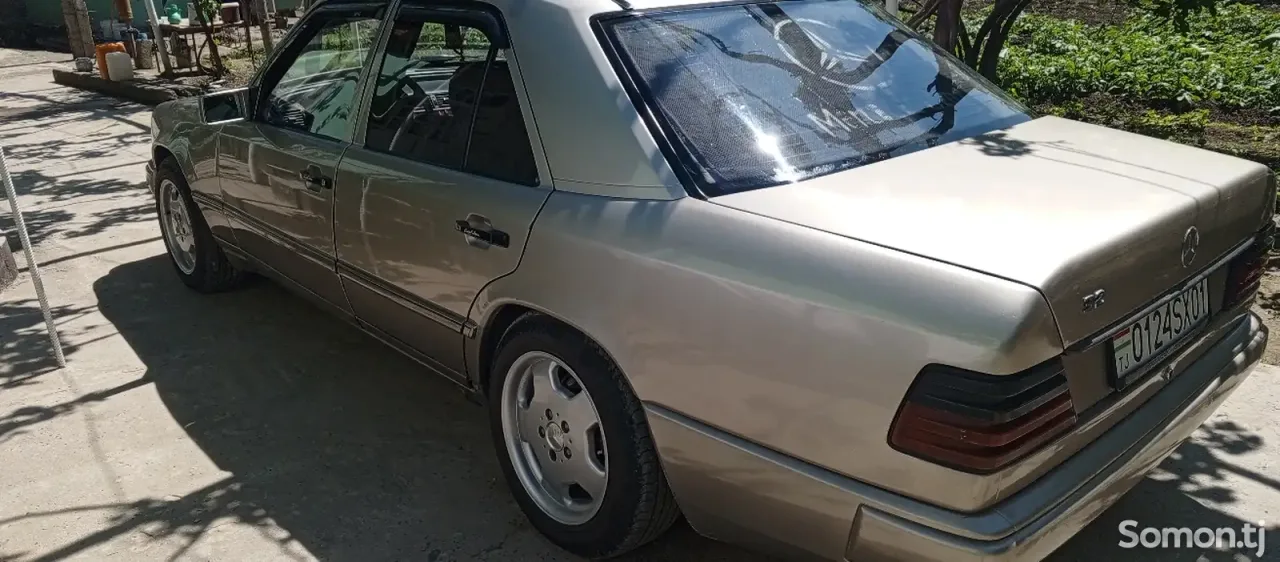 Mercedes-Benz W124 1985 · 2.4 AT