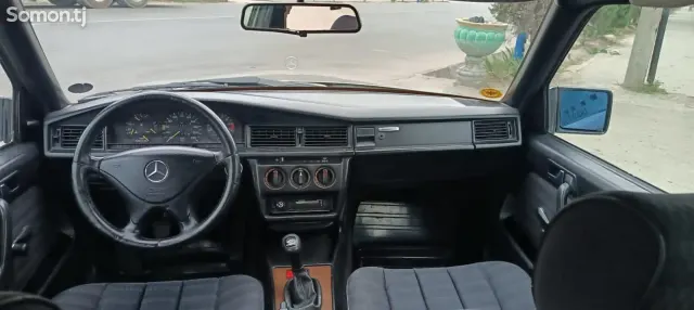 Mercedes-Benz W201 1989 · 2.2 MT