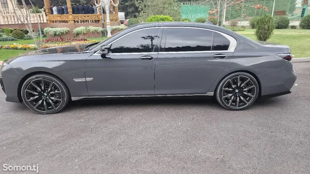 BMW 7 series 2013 · 4.0 AT