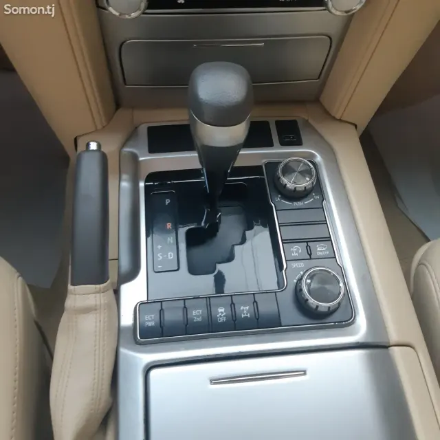 Toyota Land Cruiser 2017 · 4.7 AT