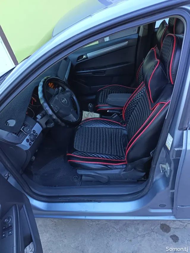Opel Astra H 2004 · 1.6 MT