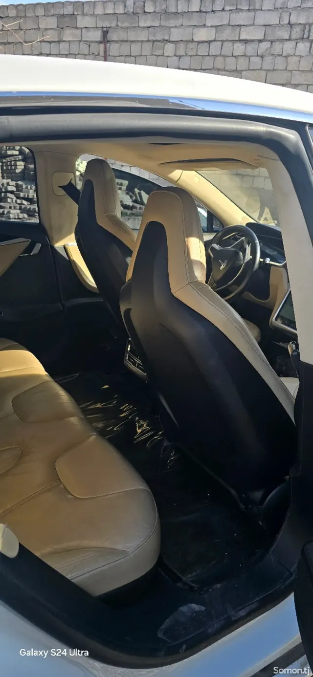 Tesla Model S 2013 · AT