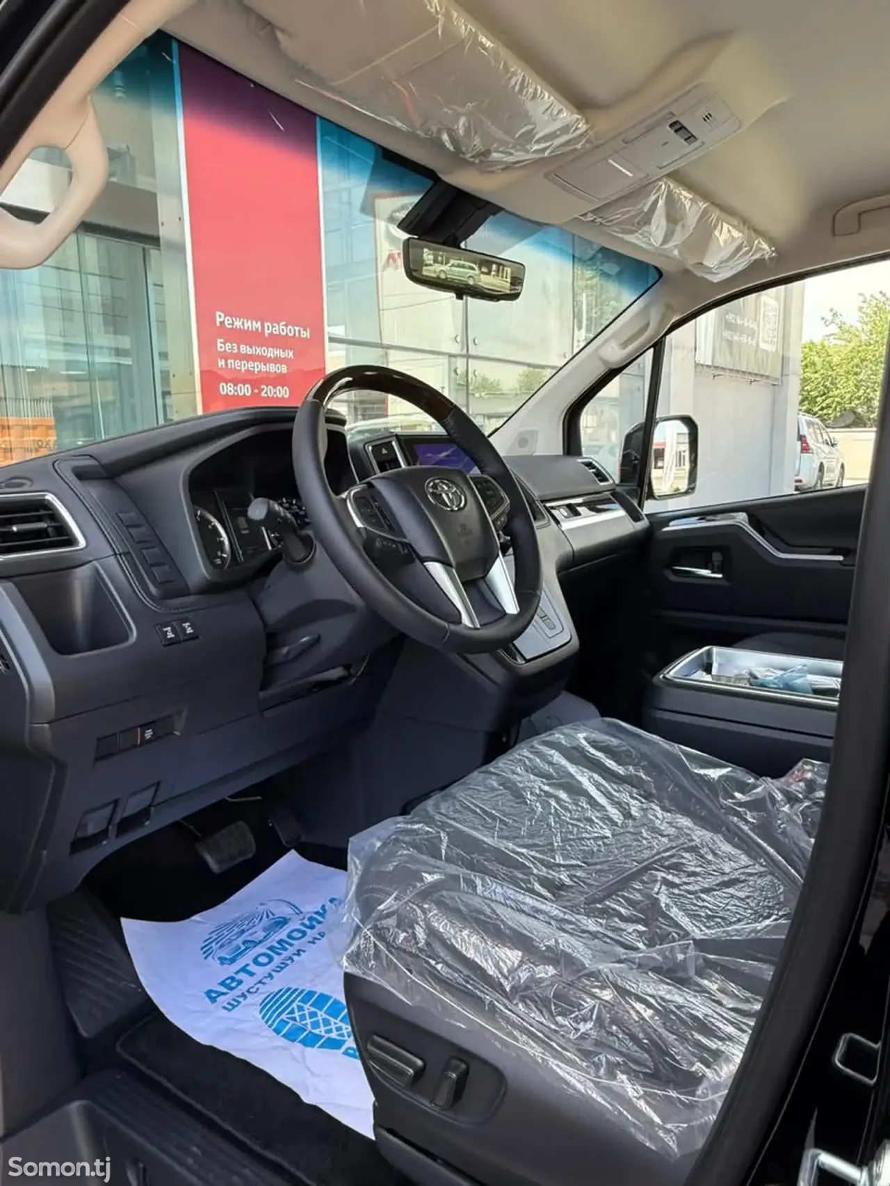 Toyota HiAce 2025 · 3.5 AT