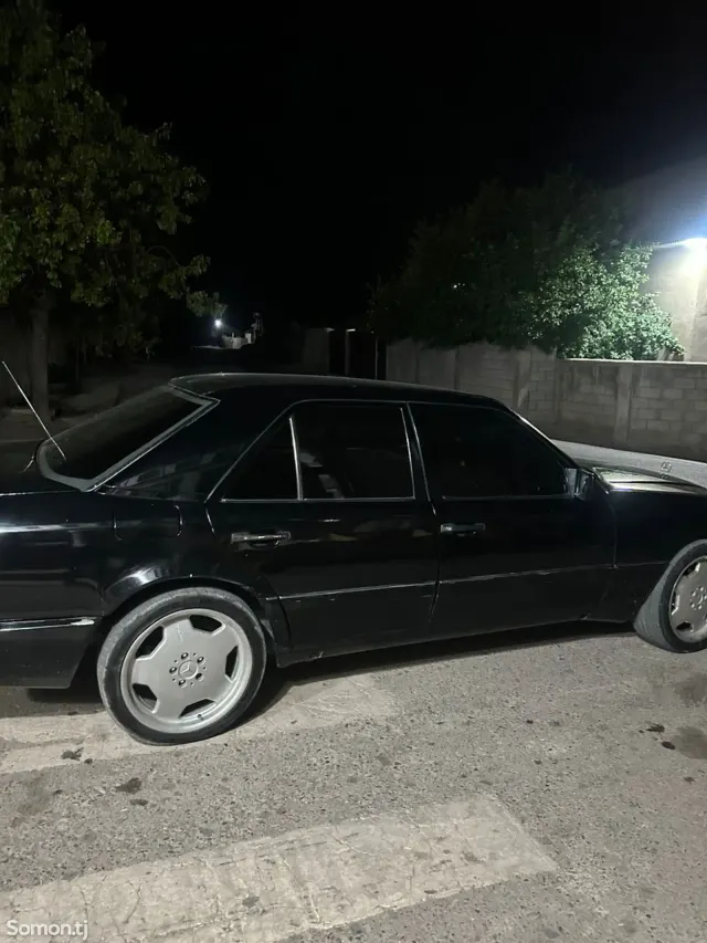 Mercedes-Benz W124 1994 · 3.2 AT