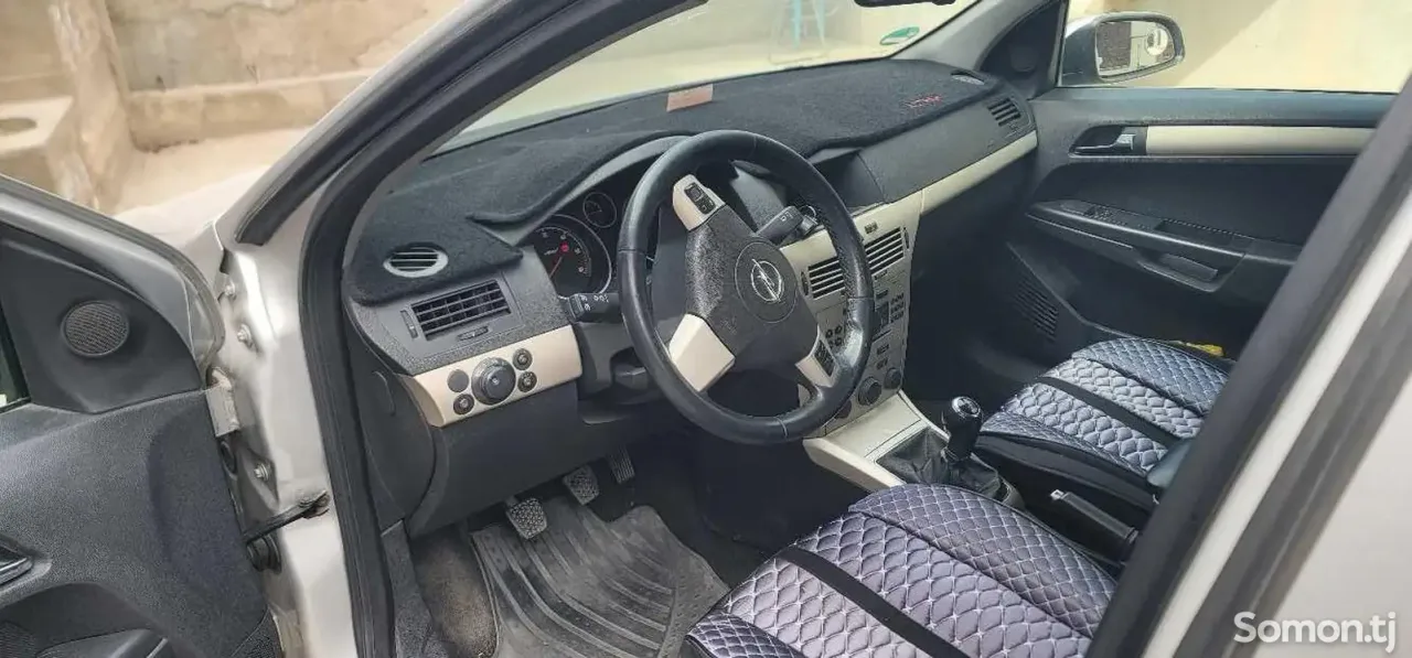 Opel Astra H 2008 · 1.7 MT