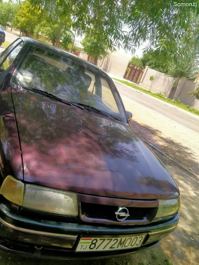 Opel Vectra A 1994 · 1.6 MT