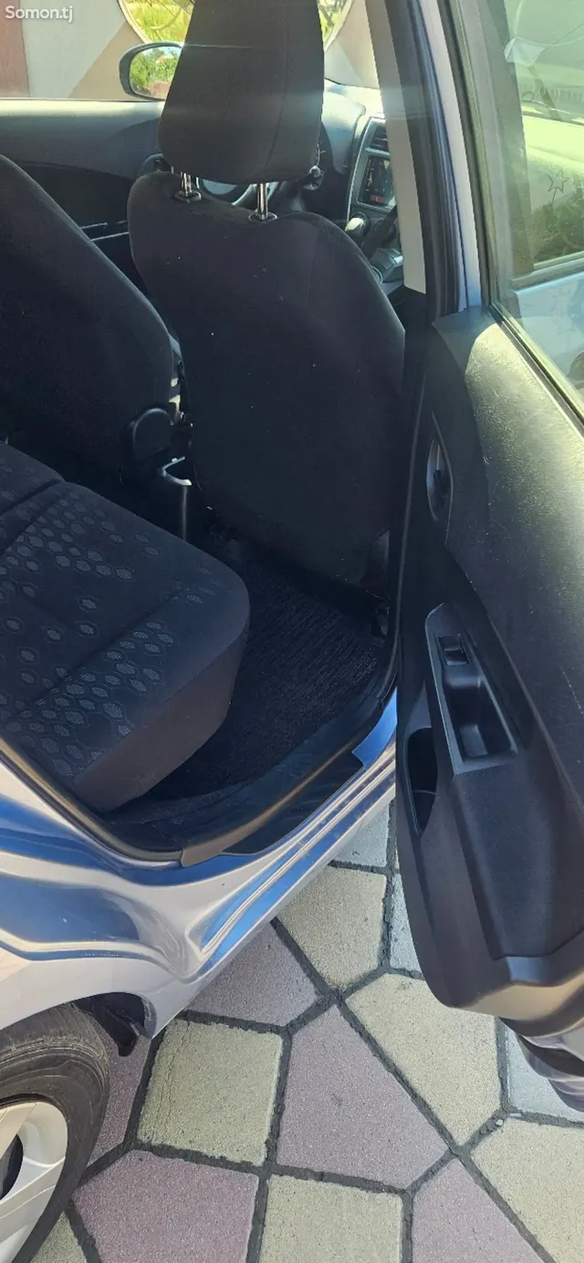 Toyota Ractis 2014 · 1.5 AT