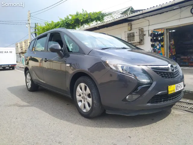 Opel Zafira 2016 · 2.0 MT