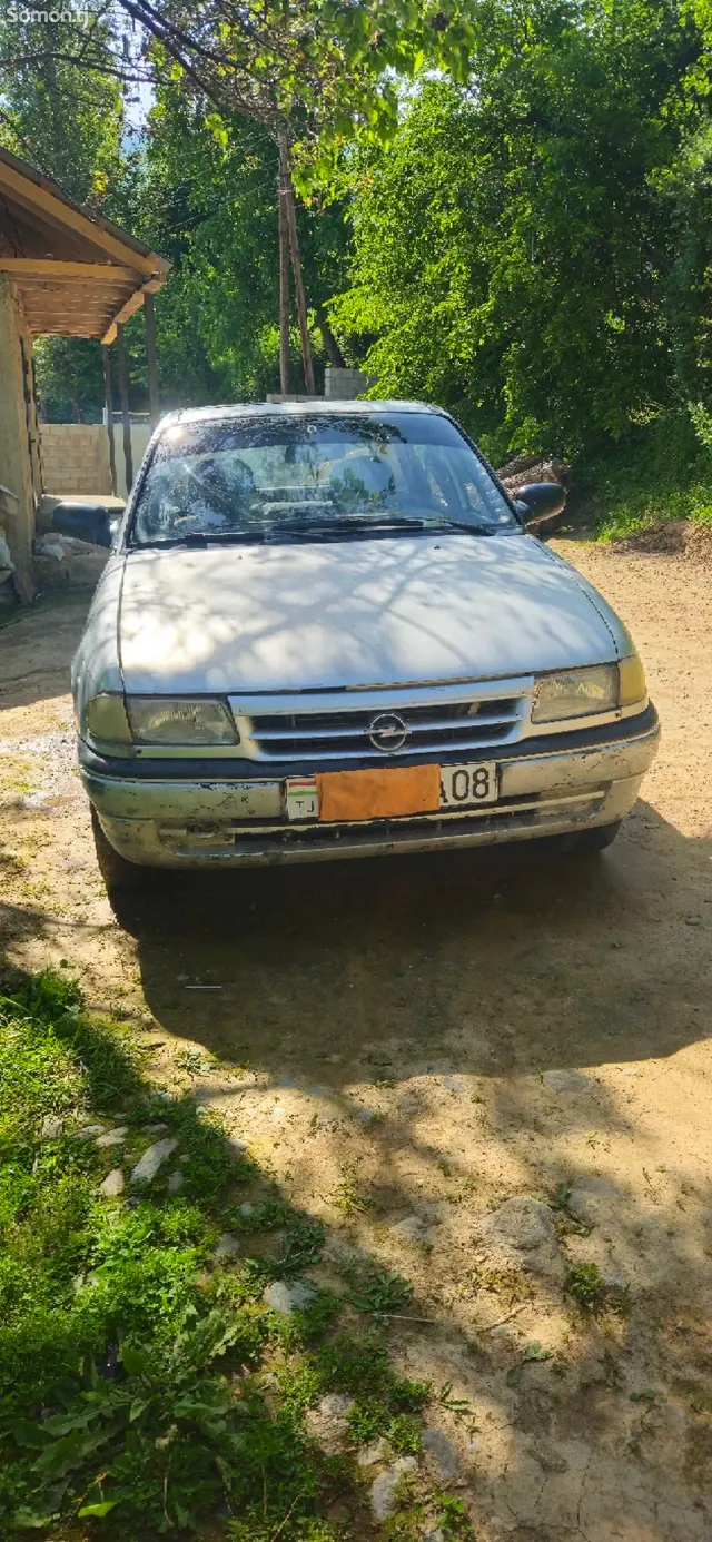 Opel Astra F 1992 · 1.6 MT