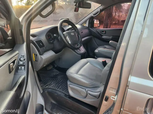 Hyundai Staria 2015 · 2.5 AT