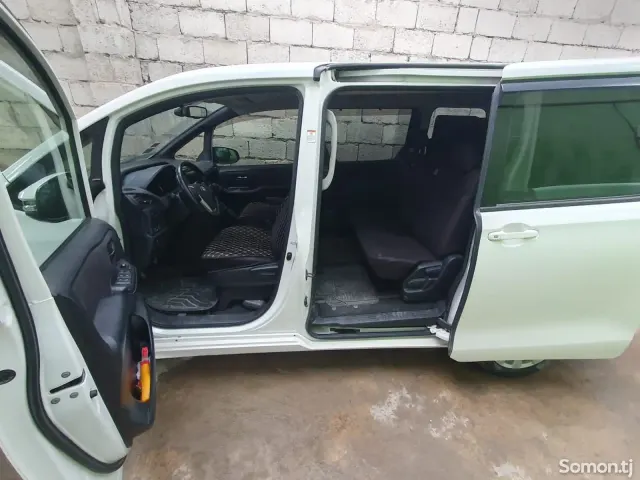 Toyota Voxy 2014 · 2.0 AT