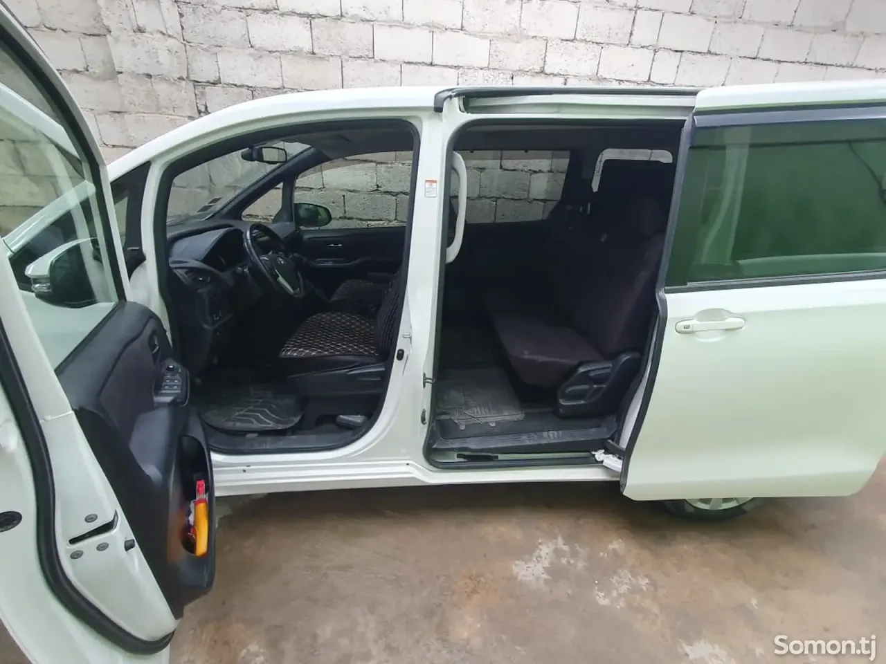Toyota Voxy 2014 · 2.0 AT