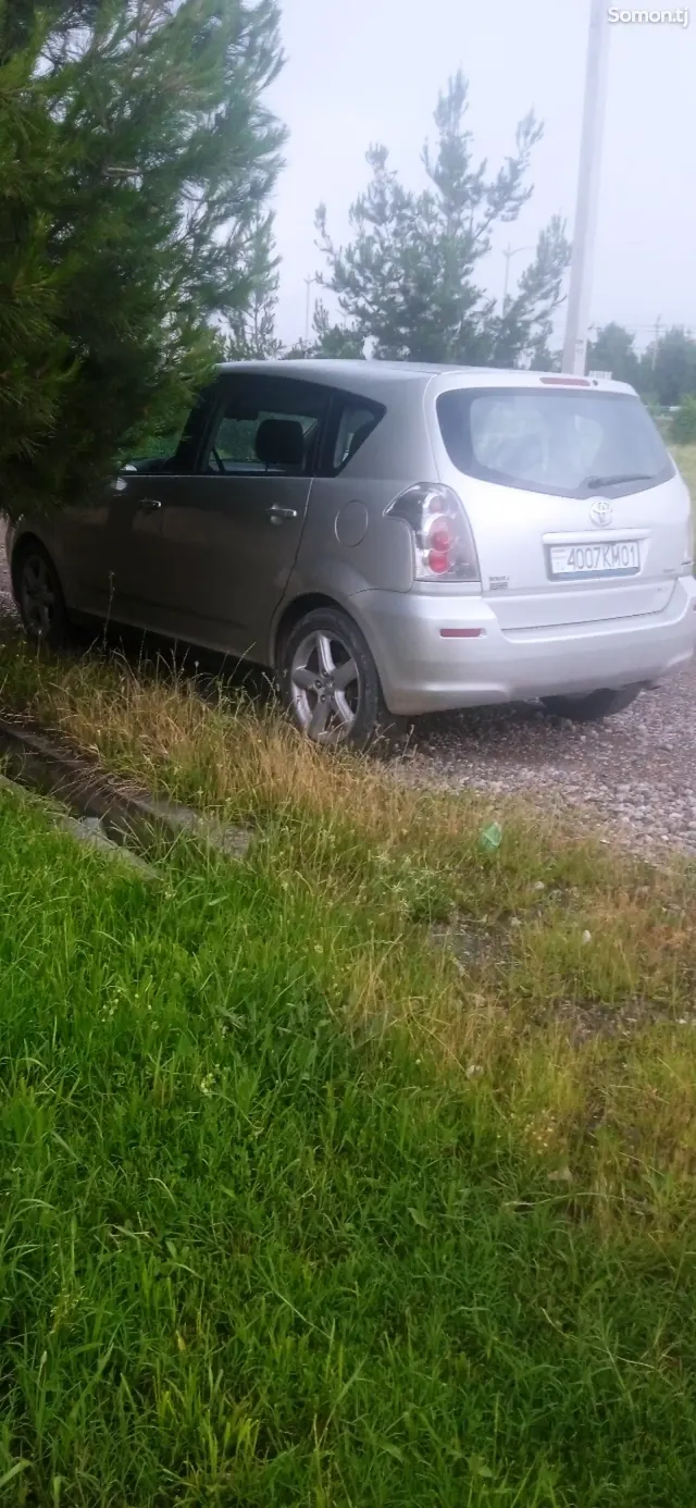 Toyota Avensis Verso 2006 · 2.2 MT