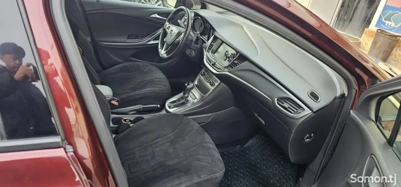 Opel Astra K 2017 · AT