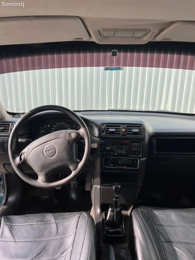 Opel Vectra A 1994 · 1.6 MT