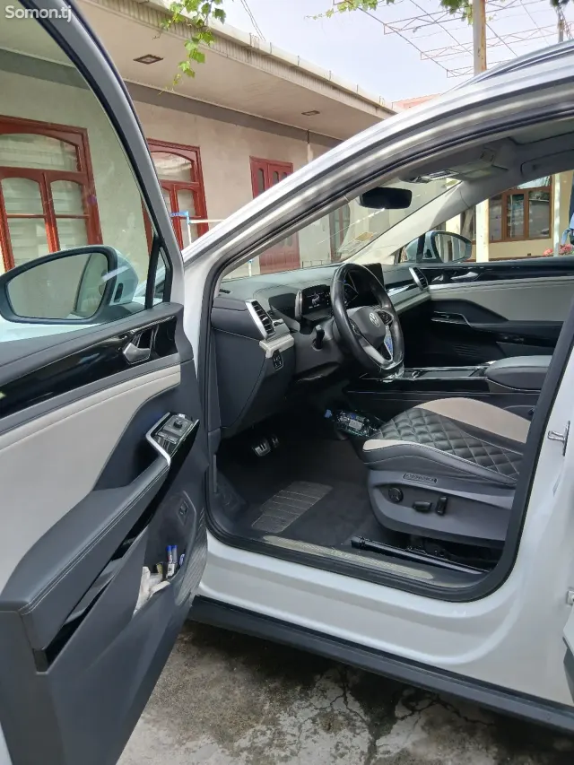 Volkswagen ID.6 2022 · AT
