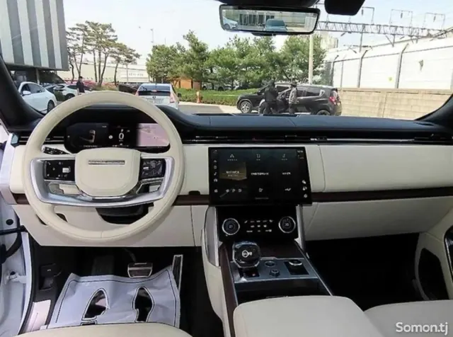 Land Rover Range Rover 2023 · 4.4 AT