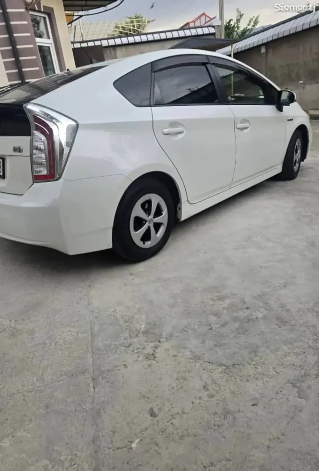 Toyota Prius 2011 · 1.8 AT