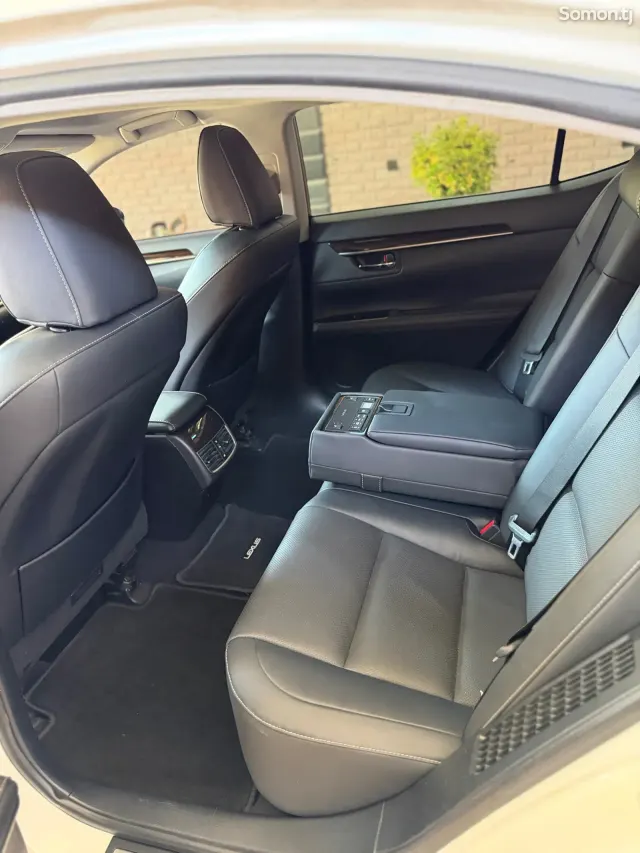 Lexus ES series 2016 · 2.5 AT