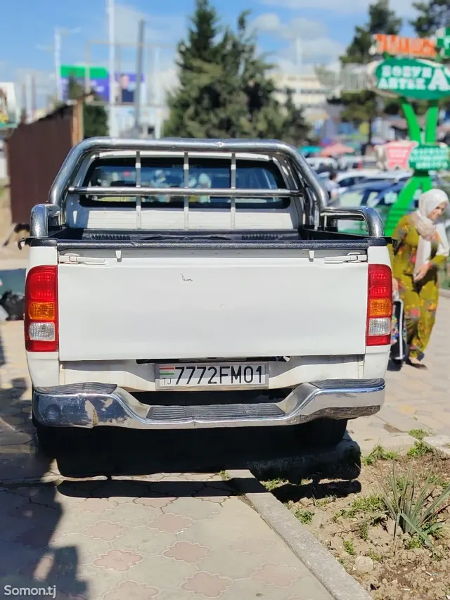 Toyota Hilux 2006 · MT