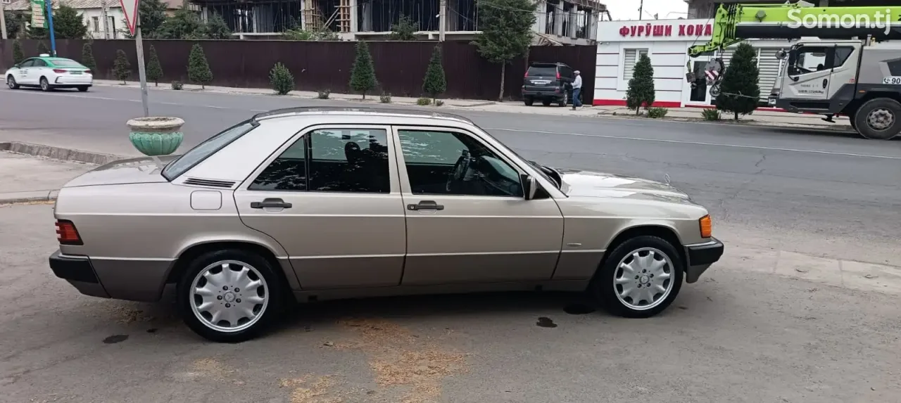 Mercedes-Benz W201 1989 · 2.2 MT